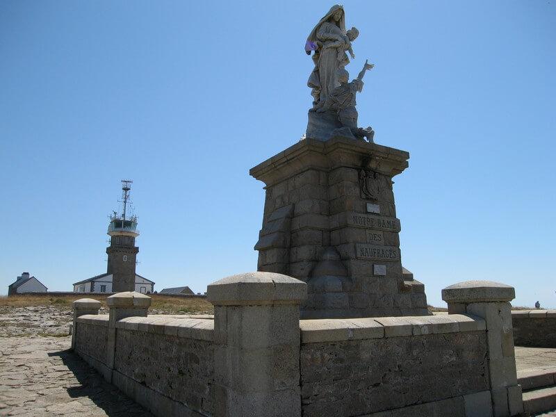 Notre-Dame des Trépassés (en arrière plan le sémaphore)